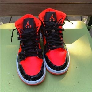 Air Jordan 1 mid hot punch black